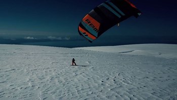 Μαγικές εικόνες – Kite surfing στο χιόνι– ΒΙΝΤΕΟ