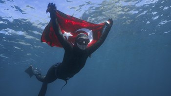 Αθλήτρια από την Τουρκία έκανε ελεύθερη κατάδυση στην Ανταρκτική – ΒΙΝΤΕΟ