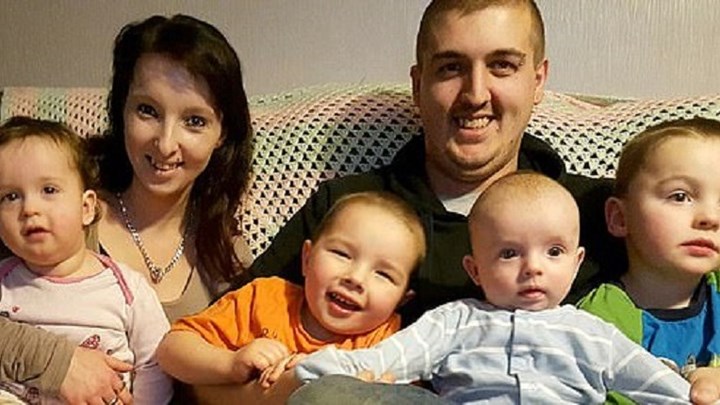 Χειροπέδες στους γονείς που άφησαν τα τέσσερα παιδιά τους να καούν ζωντανά μέσα στο σπίτι τους – ΦΩΤΟ