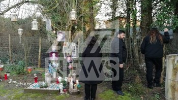 Τρισάγιο από τους γονείς του Βαγγέλη Γιακουμάκη στο σημείο όπου βρέθηκε νεκρός  – ΦΩΤΟ