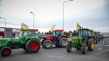 Ξεκίνησαν οι αγρότες με τα τρακτέρ για τα Τέμπη – Αποφασισμένοι να κλείσουν την Εθνική Οδό