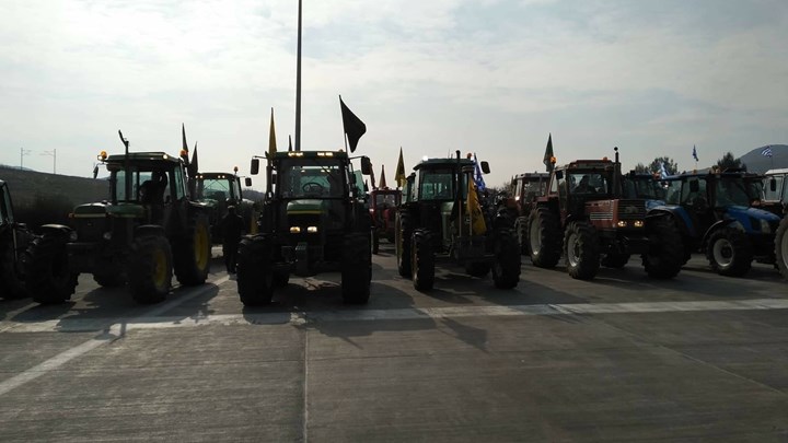 Έκλεισαν τα Τέμπη οι αγρότες – Πού στήνονται μπλόκα ΒΙΝΤΕΟ-ΦΩΤΟ