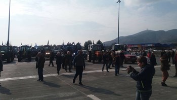 Και το ρεύμα προς Αθήνα απέκλεισαν οι αγρότες στα Τέμπη