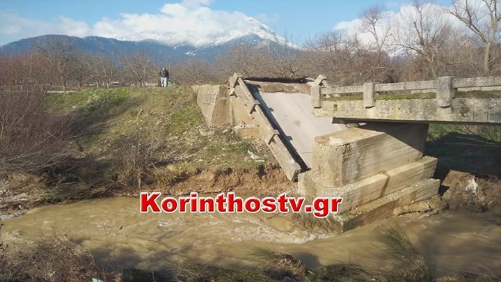 Κομμένη στα δύο η περιοχή του Φενεού από την κατάρρευση γέφυρας – ΦΩΤΟ