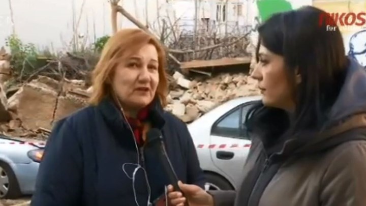 Σε κατάσταση σοκ η ιδιοκτήτρια του αυτοκινήτου που καταπλακώθηκε από το σπίτι που κατέρρευσε – ΒΙΝΤΕΟ
