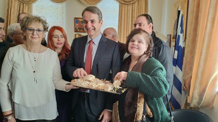 Η βόλτα και ο καφές του Μητσοτάκη στη Σιάτιστα – Δοκίμασε λιαστό κρασί και σαλιάρια – ΦΩΤΟ – ΒΙΝΤΕΟ