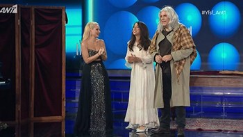 Η Μιμή Ντενίση υποκλήθηκε σε Μακρή-Τσαρούχα για την ερμηνεία τους – ΒΙΝΤΕΟ