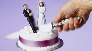 Σάλος στη Ρόδο – Προσέφυγε κατά του συζύγου της ισχυριζόμενη ότι την απατά με τον κολλητό του