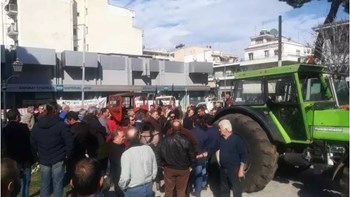 Μπήκαν με τα τρακτέρ στην πόλη του Βόλου οι αγρότες – ΦΩΤΟ