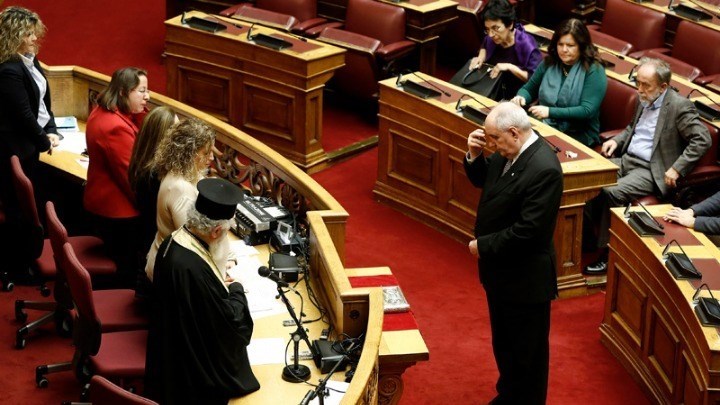 Ορκίστηκε βουλευτής ο Κουίκ – Έστειλε επιστολή στήριξης της κυβέρνησης – ΒΙΝΤΕΟ