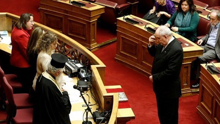 Ορκίστηκε ο Κουίκ: Δεν παραδίδω την έδρα, στηρίζω την κυβέρνηση – Επεισόδιο με τον Δημήτρη Καμμένο – ΦΩΤΟ – ΒΙΝΤΕΟ