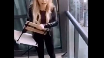 Η αστυνομία αναζητεί… ξανθιά που πετάει καρέκλες από ταράτσες – ΒΙΝΤΕΟ