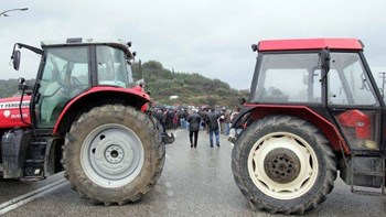 Σκληραίνουν τη στάση τους οι αγρότες – Ζεσταίνουν τα τρακτέρ για κάθοδο στην Αθήνα
