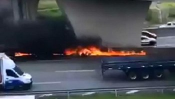 Σοκαριστικό βίντεο – Ελικόπτερο συγκρούστηκε με νταλίκα