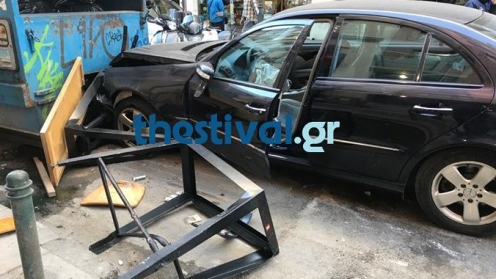 Αυτοκίνητο παρέσυρε πεζούς στο κέντρο της Θεσσαλονίκης – Τρεις τραυματίες – ΦΩΤΟ