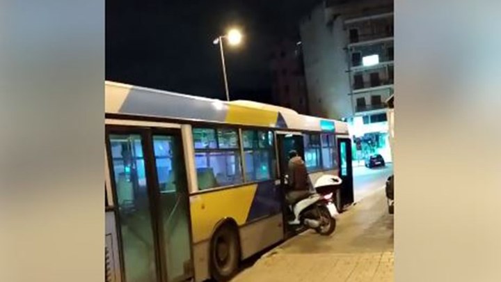 Δεν έχει προηγούμενο: Μπήκε με το μηχανάκι του σε λεωφορείο του ΟΑΣΑ – ΒΙΝΤΕΟ