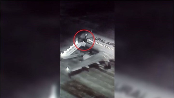 Σκάλα αεροσκάφους καταρρέει κατά τη διάρκεια επιβίβασης – ΒΙΝΤΕΟ