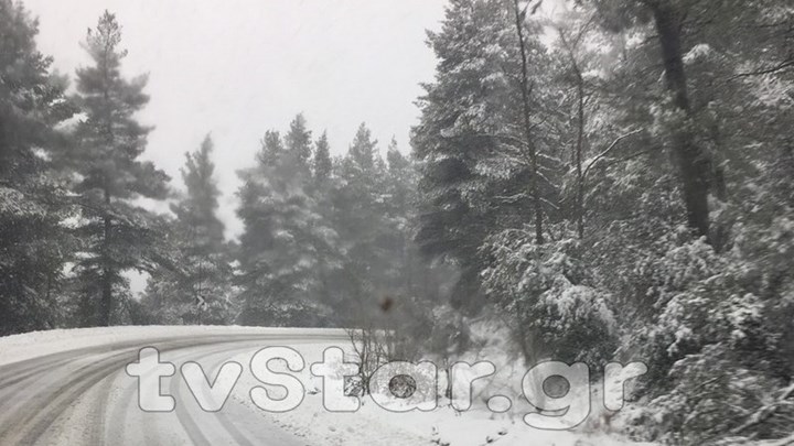 Χιονίζει στα ορεινά της Εύβοιας