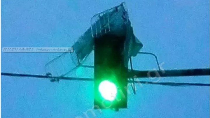 Η κακοκαιρία “χτύπησε” και τις νοικοκυρές – Απλώστρα… προσγειώθηκε σε φανάρι – ΦΩΤΟ