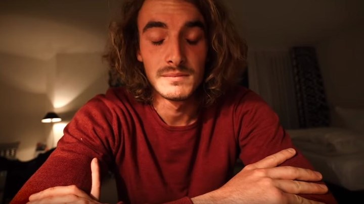 Ο Στέφανος Τσιτσιπάς θυμήθηκε πως σώθηκε από τον πνιγμό και δάκρυσε -ΒΙΝΤΕΟ