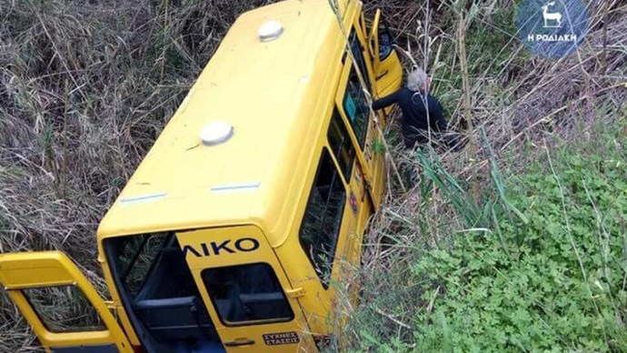 Σχολικό λεωφορείο έκανε “βουτιά” σε ρέμα στη Ρόδο – ΦΩΤΟ