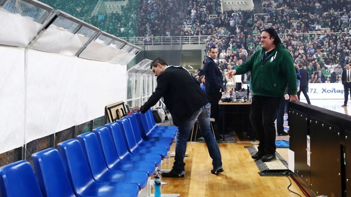 Κόκκινο εσώρουχο στον πάγκο του Ολυμπιακού άφησε ο Γιαννακόπουλος – ΦΩΤΟ