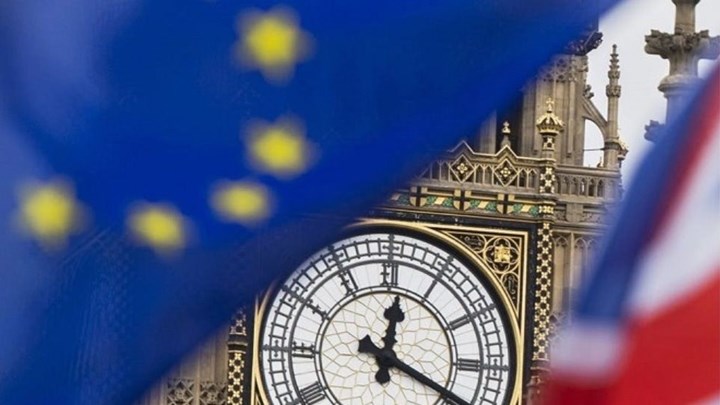 Πρώην πρεσβευτές προτρέπουν την Τερέζα Μέι να αναβάλει το Brexit