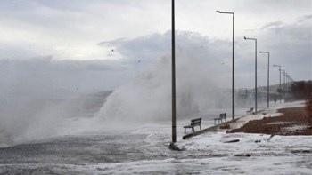 Καταιγίδες και σφοδροί άνεμοι σαρώνουν τη χώρα – Σε ισχύ το απαγορευτικό απόπλου – ΦΩΤΟ