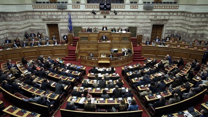 ΑΠΕΥΘΕΙΑΣ – Συνεχίζεται στη Βουλή η καταμέτρηση των ψήφων για τη Συνταγματική Αναθεώρηση