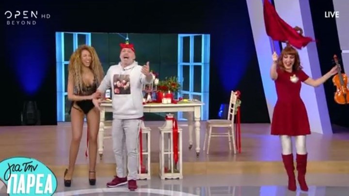Επική τούμπα χορεύτριας στο πλατό της εκπομπής «Για την παρέα» – Η αντίδραση του Μουτσινά – ΒΙΝΤΕΟ