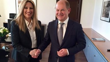 Γεννηματά μετά τη συνάντηση με τον Σολτς: Η Ελλάδα δεν μπορεί να προχωρήσει με τη θηλιά στο λαιμό