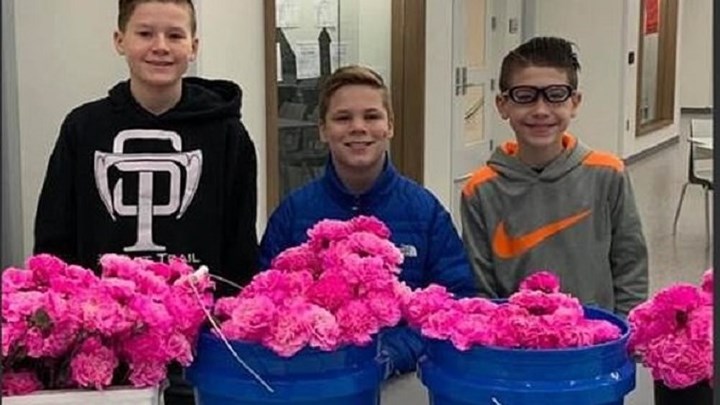 Ο ρομαντισμός ζει: Τρεις μαθητές αγόρασαν λουλούδια για όλες τις γυναίκες του σχολείου τους – ΦΩΤΟ – BINTEO