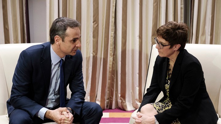 Συνάντηση Μητσοτάκη με την Κραμπ – Καρενμπάουερ