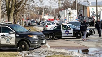 Πέντε άοπλοι νεκροί από την επίθεση ενόπλου στην πόλη Ορόρα του Ιλινόις – Νεκρός και ο δράστης