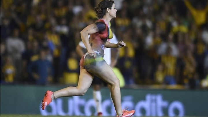 Γυμνή φίλαθλος εισβάλλει σε γήπεδο- ΦΩΤΟ