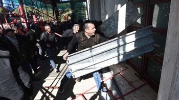 Χάος στην Αλβανία: Διαδηλωτές προσπάθησαν να μπουν στη Βουλή – Μπερίσα: Πολιτικό πτώμα ο Ράμα – ΒΙΝΤΕΟ