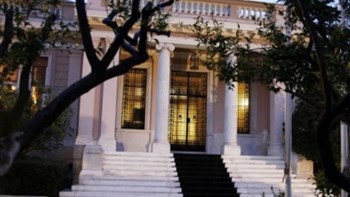 Μαξίμου: Ο κ. Μητσοτάκης όταν πρόκειται για τους φίλους του, μπορεί να κάνει τα στραβά μάτια μέχρι και για αυτό το έγκλημα