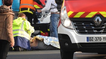 Σοβαρά επεισόδια στις κινητοποιήσεις των “κίτρινων γιλέκων” – Αυτοκίνητο παρέσυρε διαδηλωτές – ΒΙΝΤΕΟ