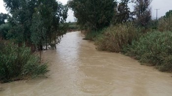 Τέσσερις αγνοούμενοι στην Κρήτη – Χείμαρρος παρέσυρε το αυτοκίνητό τους – Έρευνες με drones και ελικόπτερα – ΒΙΝΤΕΟ