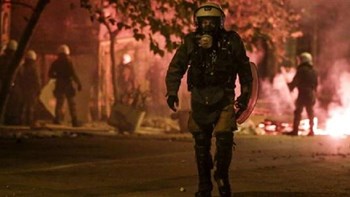 Νέα επίθεση με μολότοφ σε διμοιρία ΜΑΤ στο κέντρο της Αθήνας