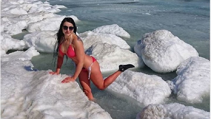 Ατρόμητες Ρωσίδες βουτούν στα παγωμένα νερά του Βλαδιβοστόκ – ΒΙΝΤΕΟ