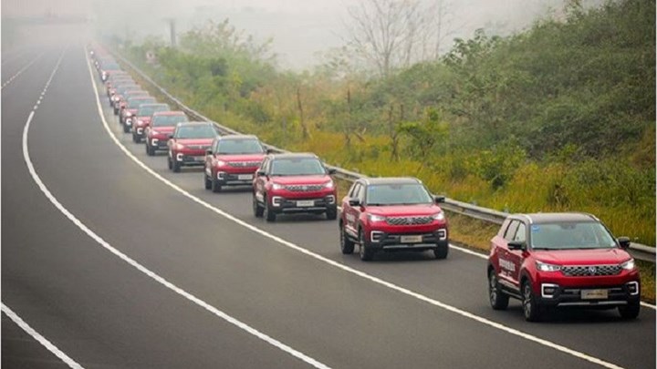 Ρεκόρ Γκίνες στην Κίνα για τη μεγαλύτερη «παρέλαση» αυτοκινήτων χωρίς οδηγό- ΒΙΝΤΕΟ