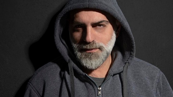 O Καρατζιάς γίνεται… Άνθρωπος Ελέφαντας με σκηνοθέτη τον Δαμάτη στο Vault