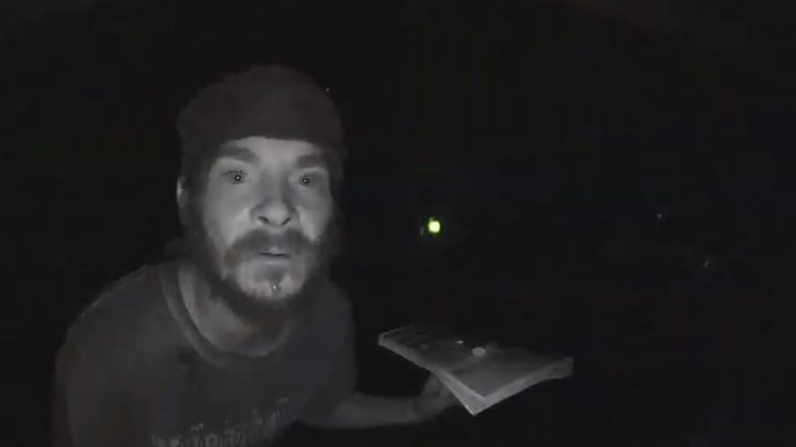 Και δεύτερος άντρας εντοπίστηκε να…γλείφει κουδούνια – ΒΙΝΤΕΟ