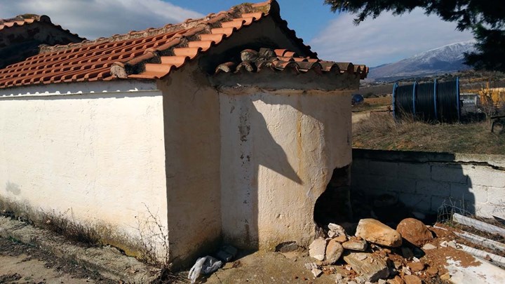 Γκρέμισαν εκκλησία για να βρουν χρυσές λίρες – ΦΩΤΟ