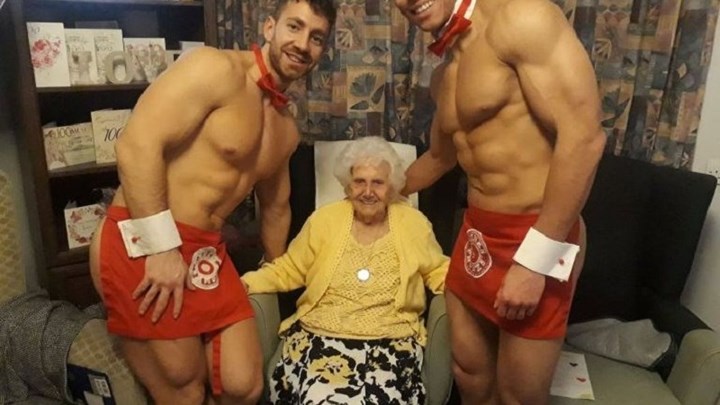 Γιαγιά με κότσια γιόρτασε τα 100 της χρόνια με ημίγυμνους στρίπερ – ΦΩΤΟ