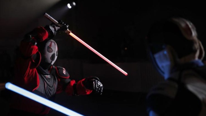 Επίσημο άθλημα η ξιφασκία με… φωτόσπαθα – ΒΙΝΤΕΟ-ΦΩΤΟ