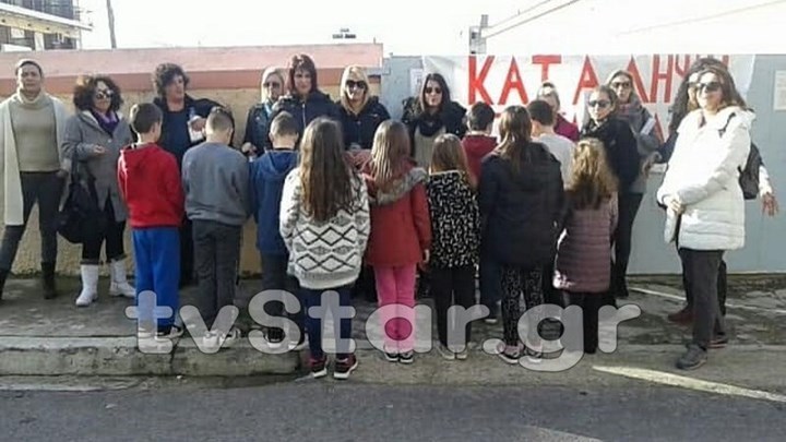 Αγανακτισμένοι οι γονείς μαθητών σε Δημοτικό της Καρύστου : Μας κοροϊδεύουν – Μας έταξαν ότι θα έρθει δασκάλα και δεν ήρθε