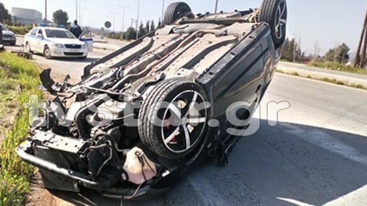 Πλαγιομετωπική σύγκρουση αυτοκινήτων στη Θήβα – ΦΩΤΟ