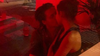 Ερωτευμένος ο Μπρούκλιν Μπέκαμ – Καυτά φιλιά με σέξι μοντέλο – ΦΩΤΟ